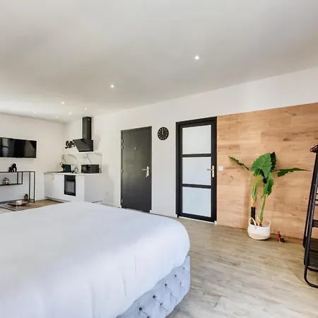 1 Apartment *